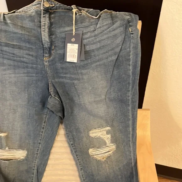 Woman’s medium washed distressed Jeans by universal Thread.  NWT size 20W - Picture 6 of 9
